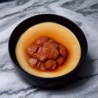 黄果短剧内容研究员阿澈的肖像照，他拿着平板在户外咖啡厅阅读，阳光洒落