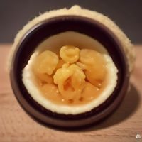 黄果短剧运营编辑苏晚的肖像照，她留着短发坐在电脑前，屏幕上是数据图表